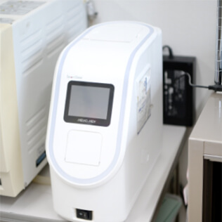 当院は新型コロナウイルスの診療・検査医療機関です。PCR検査や抗原検査の設備を完備しています。